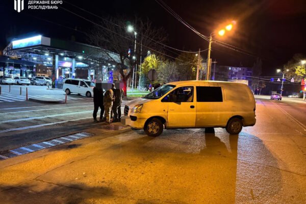 В Одесі нетверезий поліцейський розбив прикладом зброї скло у автомобілі ТЦК