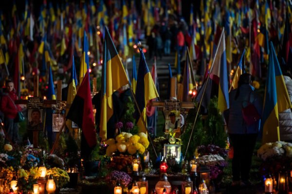 Завтра у Львові одночасно запалять лампадки на могилах загиблих воїнів