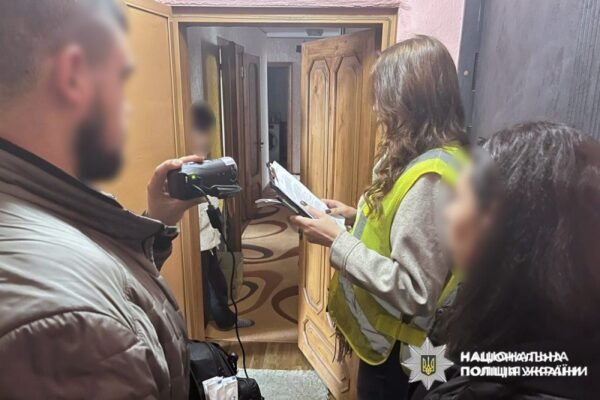 Інвалідність за гроші: У Хмельницькому затримали жінку, що обіцяла допомогти отримати групу для неповнолітнього