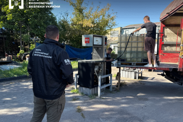 Діяльність незаконних АЗС припинили працівники БЕБ у Києві