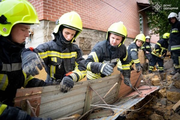 В Одесі третю добу триває ліквідація наслідків негоди: У місті встановлені Пункти незламності та розгорнутий Оперативний штаб (ФОТО, ВІДЕО)
