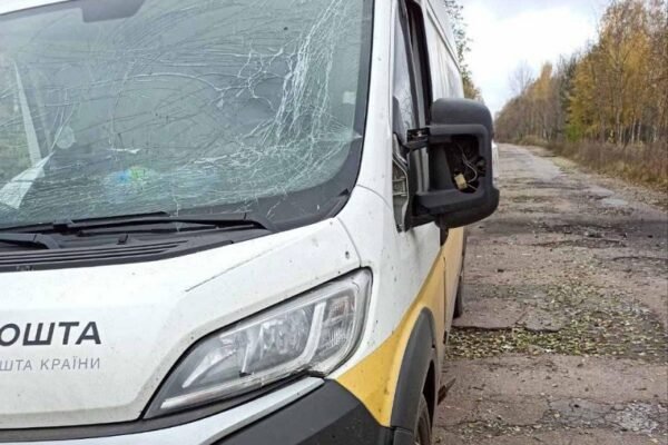 Росіяни вдарили по автівкам “Укрпошти” у Сумській області