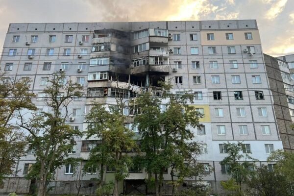 Ворог вдарив по Херсону: Загинули двоє людей (ФОТО, ВІДЕО)