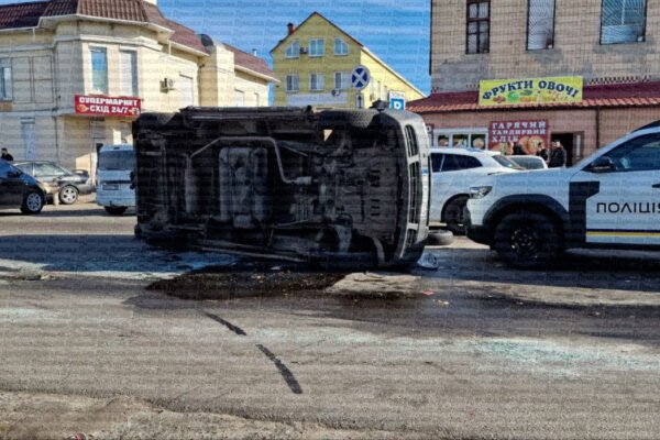 В Одеському районі натовп напав на ТЦК, перевернувши бус військових