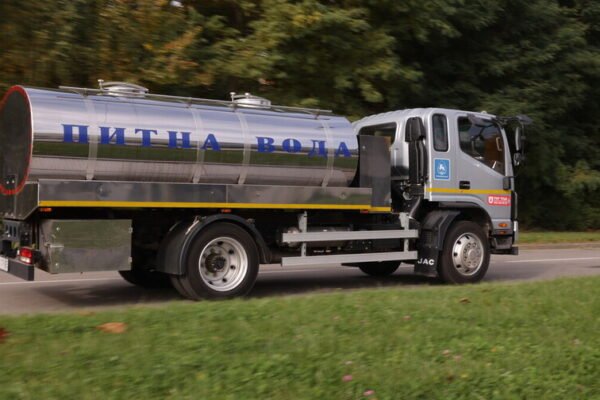 Через аварію на водогоні частина Львова без водопостачання, на 10 локаціях діють пункти підвозу води