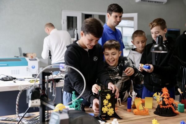 У Львові відкрили сучасний профорієнтаційний хаб, де школярі можуть спробувати себе у різних професіях (фото)