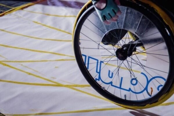 Вперше в Україні: у Львові захисник встановить рекорд України зі створення полотна з допомогою крісла колісного (відео)