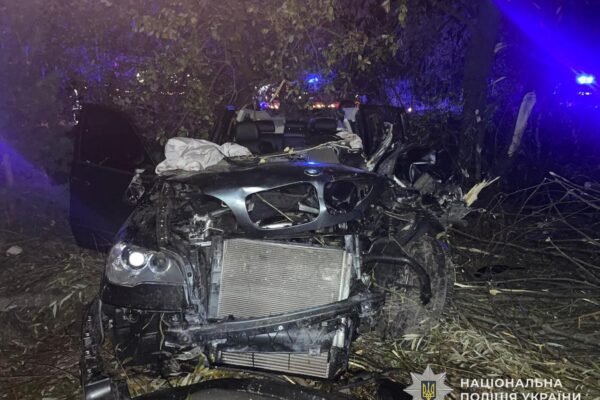 На Львівщині кросовер злетів у кювет: 15-річний хлопець загинув, ще четверо людей – у реанімації