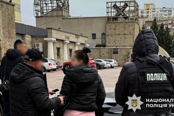 Списання зі служби за 18 тис. доларів: У Києві затримали організаторку чергової схеми