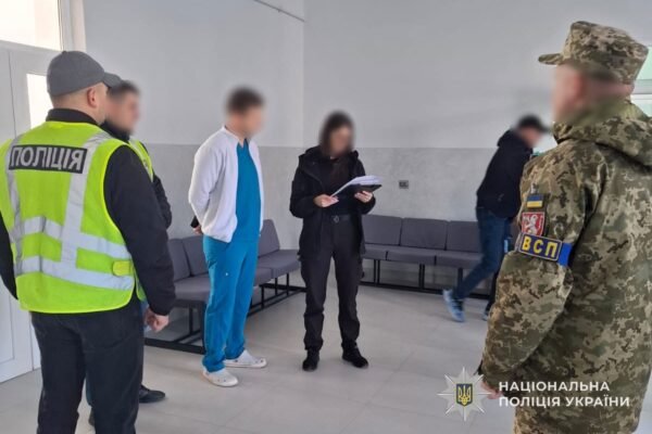 На Тернопільщині двоє лікарів вимагали хабарі за виставлення діагнозу травмованому військовому