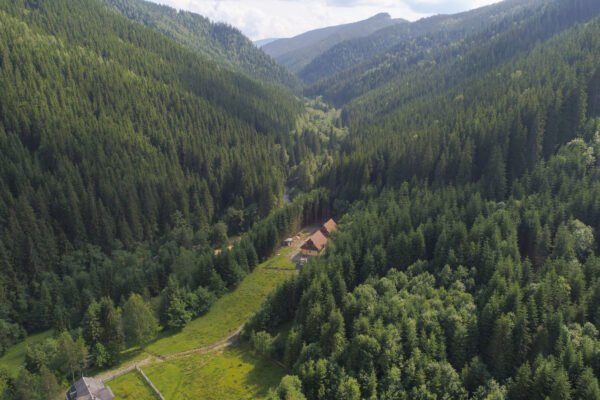 У найвисокогірнішому нацпарку в Карпатах збудують пʼять туристичних прихистків