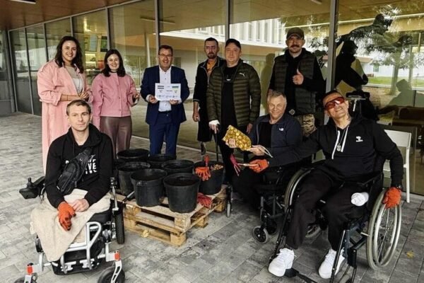 Воїни, що проходять реабілітацію у Львові, висадили перші цибулини тюльпанів, які передали місту Нідерланди