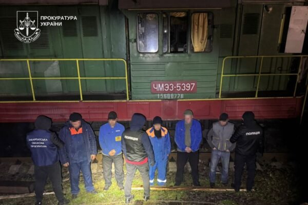 На Закарпатті викрили шістьох працівників Укрзалізниці, які систематично зливали пальне з локомотивів