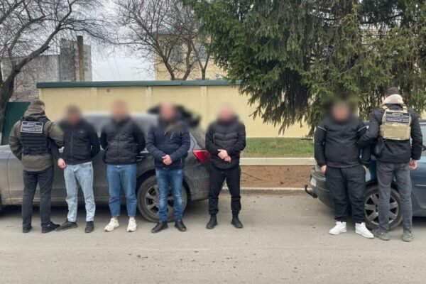 На кордоні з Молдовою затримали два авто, якими з країни намагалися виїхати 5 чоловіків