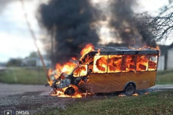 Окупанти вдарили по маршрутці та автівці на Сумщині