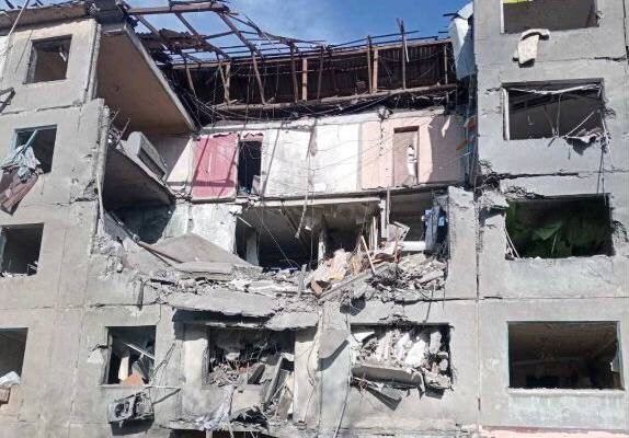 Росіяни скинули КАБ на багатоповерхівку в Добропіллі. З-під завалів витягли чоловіка