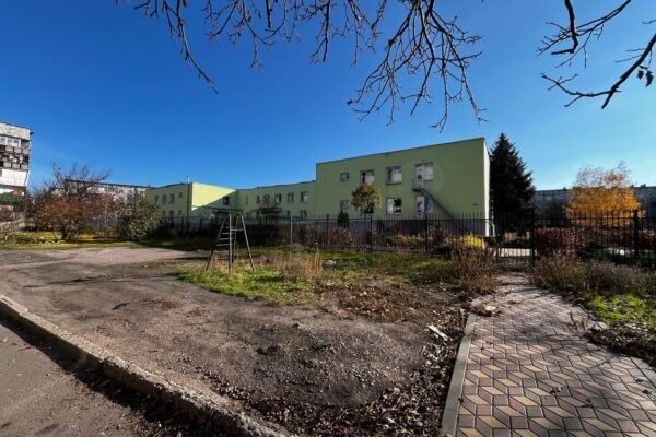 В Добропіллі ворожі КАБи зруйнували школу і дитсадок