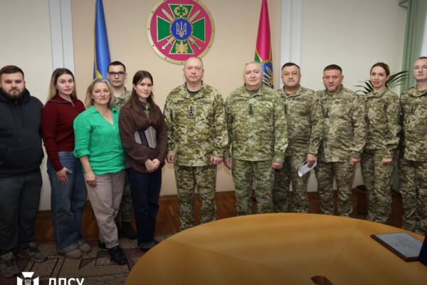 Родини звільнених із полону прикордонників острова Зміїний зустрілися із головою ДПСУ