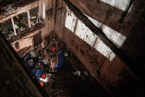 Рятувально-пошукові роботи у Деснянському районі завершені. Ворожий удар забрав життя 7 людей