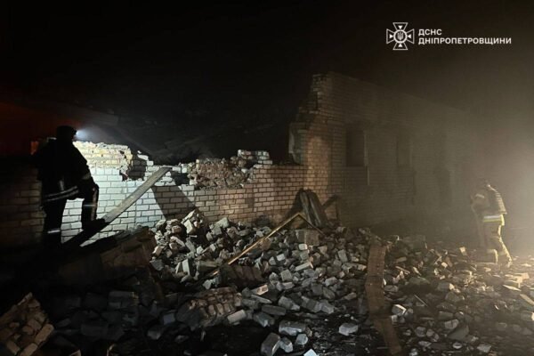 Нічні обстріли Дніпропетровщини: Троє важкопоранених, загибла худоба та пожежі