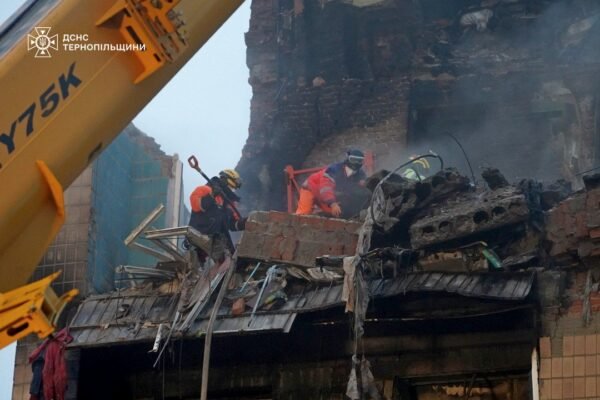 Роботи не припиняються ні на мить: Другу добу поспіль на місці ракетного удару в Тернополі розбирають завали