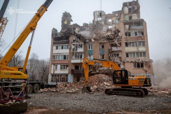 Тернопіль: 6 людей, що вважалися зниклими безвісти, вийшли на зв’язок. Тепер шукають 14 осіб під завалами