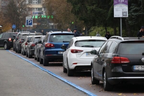 У Львові запровадили нову пільгу: 100 годин безкоштовного паркування для військових та ветеранів