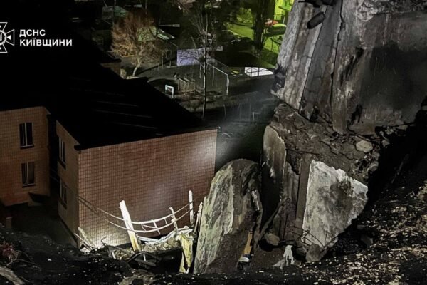 Росіяни вночі атакували два райони на Київщині. Є поранені