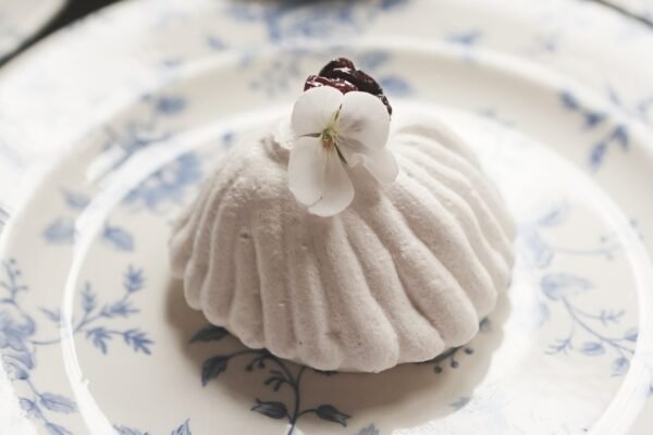 «Каринська» замість «Павлової»: у Львові презентували новий меренговий десерт на честь першої оскароносної українки
