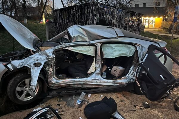 У Львівському районі легковик врізався у вантажівку: один загиблий та один травмований