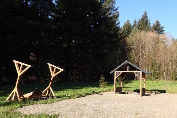 У «Сколівських Бескидах» вандали знищили гойдалку та альтанку