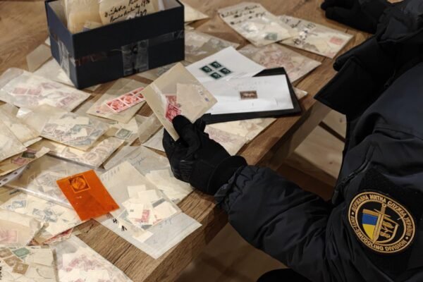 Львівські митники вилучили на кордоні з Польщею понад 14 тисяч марок із нацистською символікою