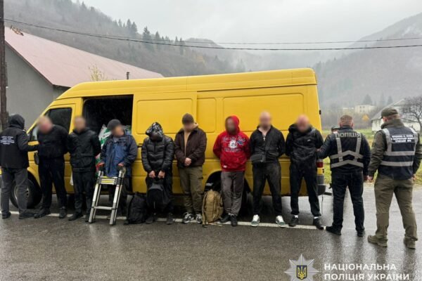 На Закарпатті ухилянтів перевозили в мікроавтобусі під скловатою: правоохоронці викрили чергову схему