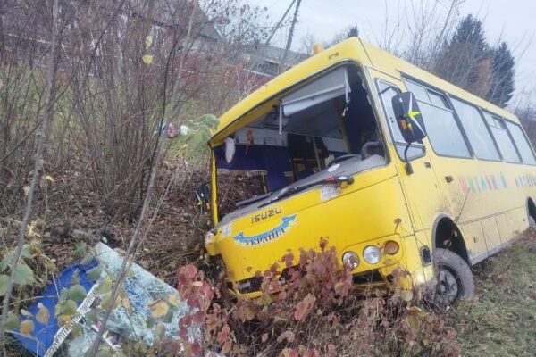 На Львівщині перекинувся шкільний автобус, постраждали двоє людей