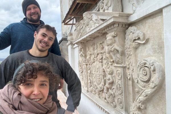 В Олеському замку на Львівщині відреставрували кам’яне різьблення головної брами (ФОТО)