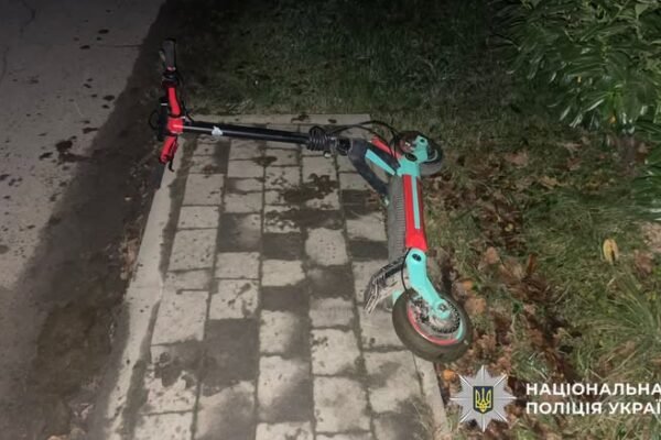 Біля Львова двоє підлітків на електросамокаті збили пенсіонера: діти у лікарні