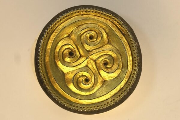 На Львівщині судитимуть чоловіка, який намагався продати цінну прикрасу другої половини V століття