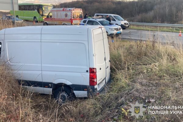 Біля Львова зіштовхнулися легковик та вантажівка: двоє постраждалих у лікарні