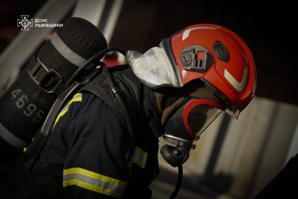 У Львові горіла багатоповерхівка: рятувальники вивели на свіже повітря 12 людей, серед них 3 дітей
