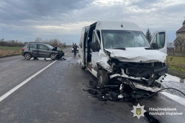 На Прикарпатті легковик врізався в рейсовий автобус: одна людина загинула, близько восьми – травмовані