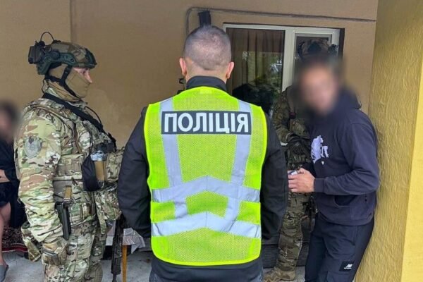 На Прикарпатті викрили кримінального лідера та його подільників: торгували наркотиками та вибивали борги