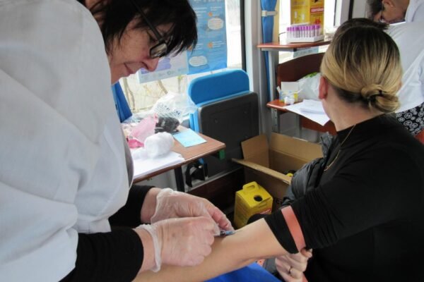 Понад 50 жителів закритого на карантин села Іза на Закарпатті вже пройшли експрес-тестування на гепатит А