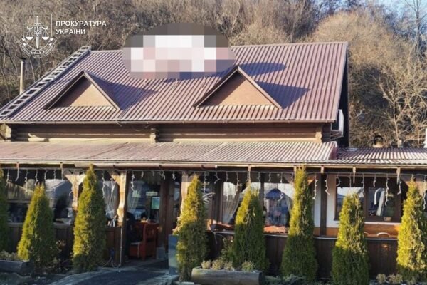На Закарпатті підприємиця незаконно захопила сусідську землю і збудувала там ресторан