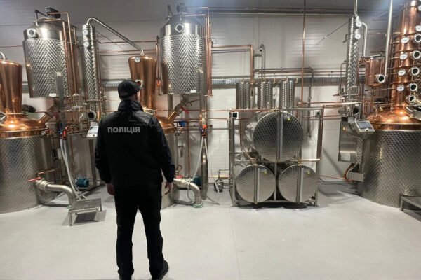 На Черкащині та Рівненщині викрили два нелегальні заводи з виробництва алкоголю