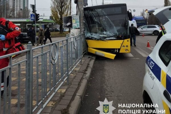 У Києві сталася ДТП за участю автобуса: Водій не впорався з керуванням