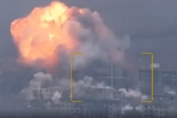 Росіяни вдарили по Мирнограду: Скинули ФАБ-3000 на житлові квартали (ВІДЕО)