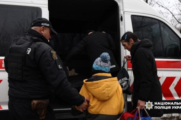 На Запоріжжі поліцейські вивезли з-під обстрілів жінку та трьох її синів