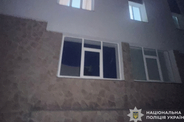 У Тернополі студент випав з третього поверху гуртожитку: хлопець не вижив