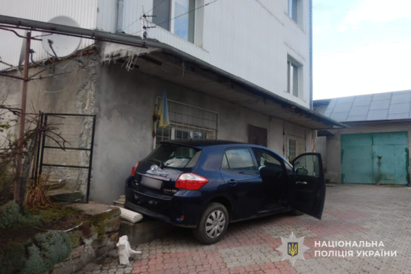 На Тернопільщині чоловік загинув під колесами власного авто