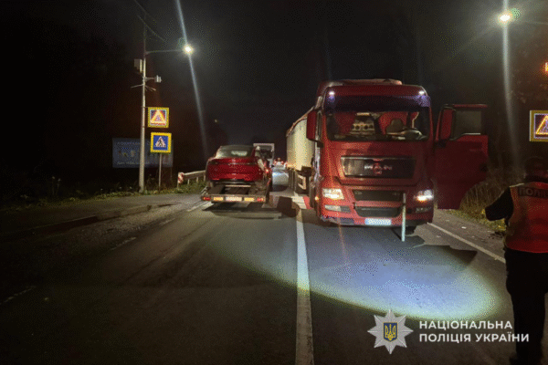 Неподалік Тернополя на трасі фура на смерть збила пішохода